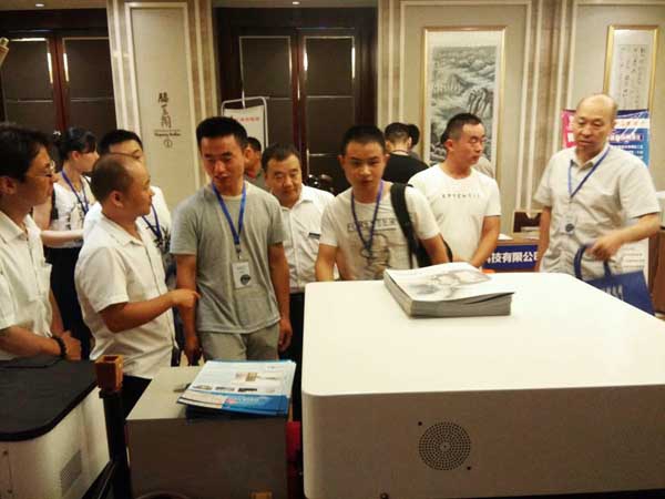 直讀光譜儀產品一出場就吸引了眾多鑄造行業專家的目光。