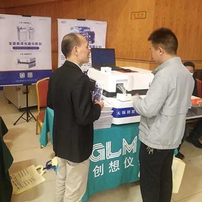 展臺前客戶在咨詢 展臺前客戶在咨詢