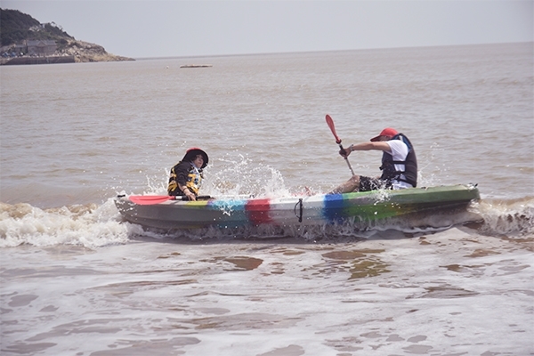 浪來了，船翻