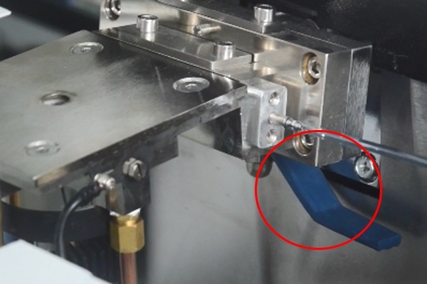 清洗透鏡拿出來前，一定要關閉球閥，否則造成真空倒吸