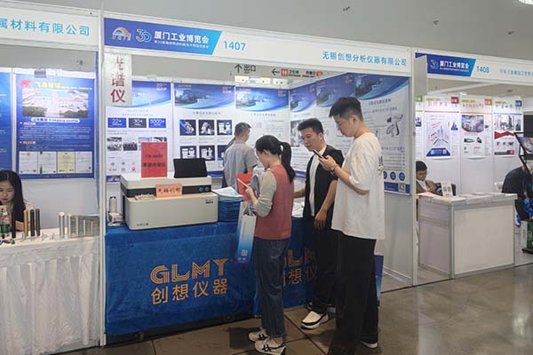 為來賓介紹創想儀器優質產品